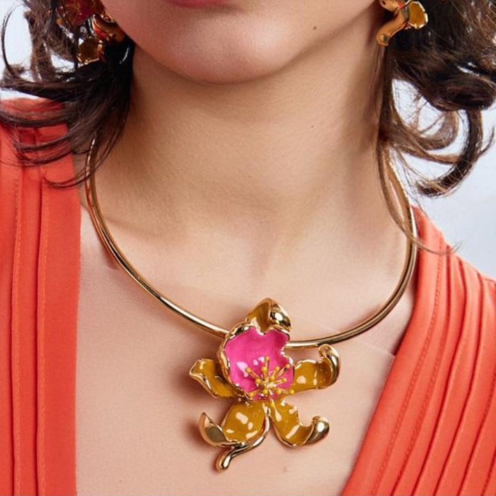 Federica Rossi Starre Halskette „Orchid Flower“ mit PVD-Finish in Bronze, Emaille aus 18-karätigem Gold FR.GI.26