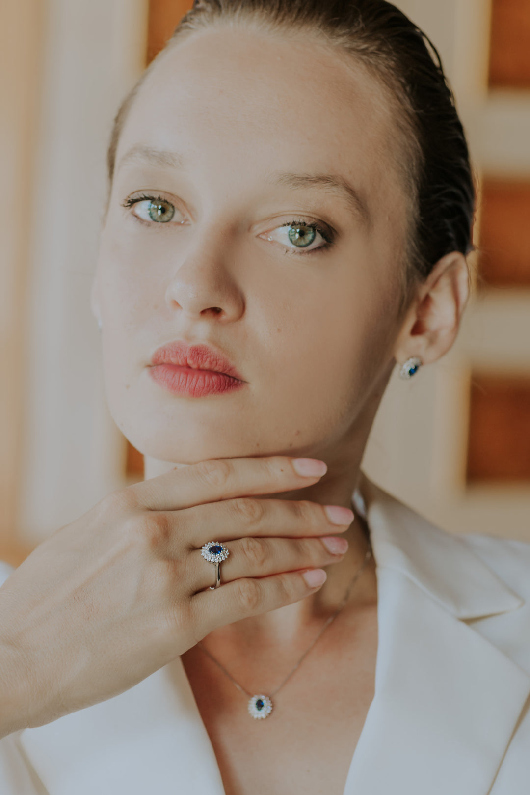 Comete-Goldring mit Diamanten und ovalem blauem Saphir ANB2621