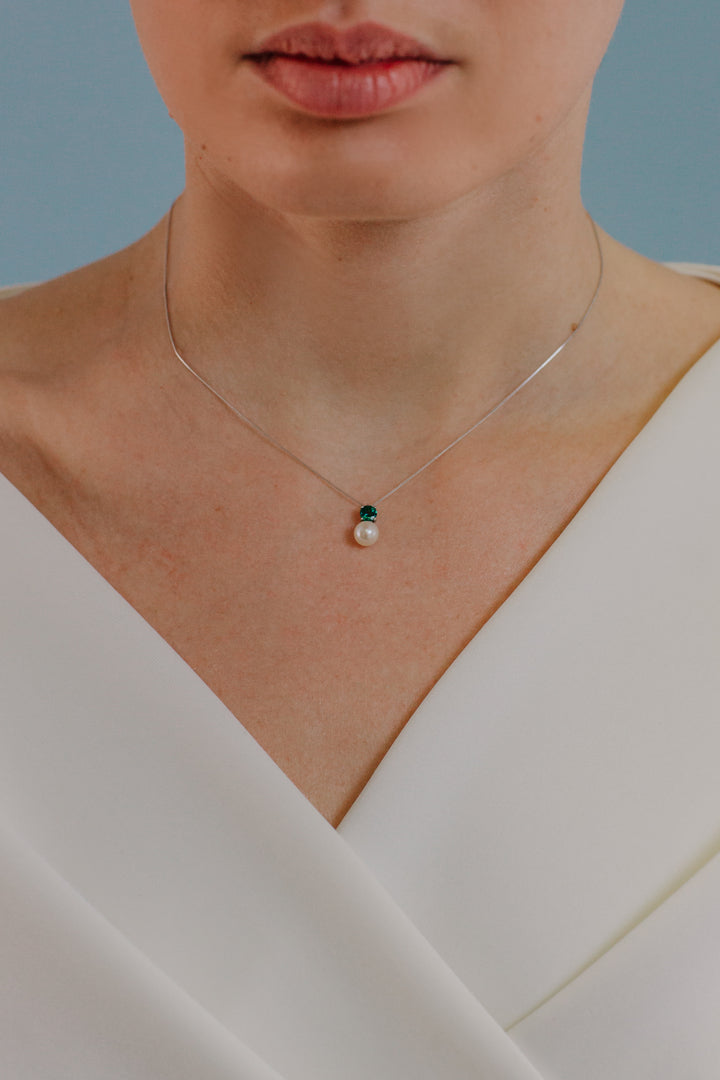 Comete Goldhalskette mit Perlen und rundem Smaragd GLP615