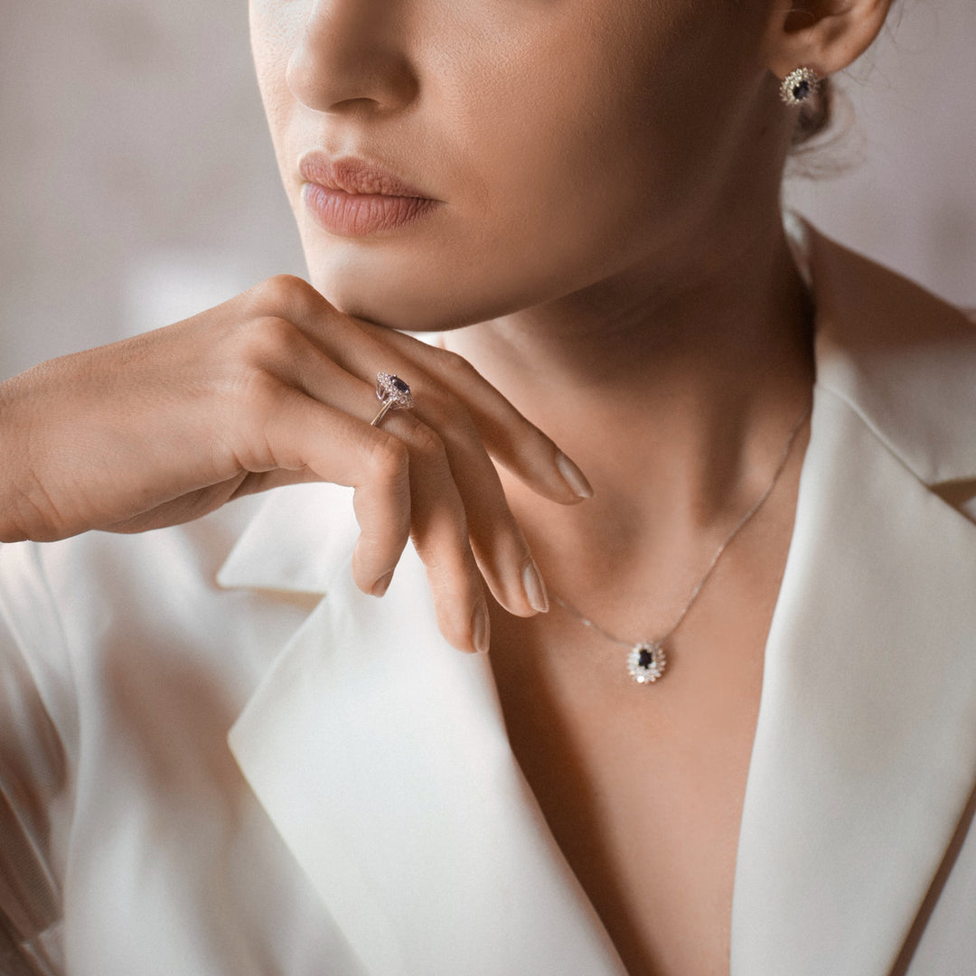 Comete-Halskette aus Gold, Diamanten und ovalem blauem Saphir GLB1601