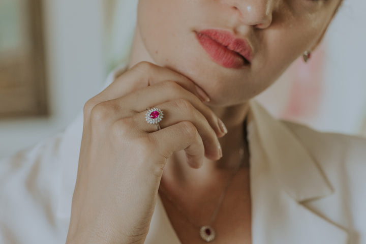 Comete-ring in goud, diamanten en ovale robijn ANB2622