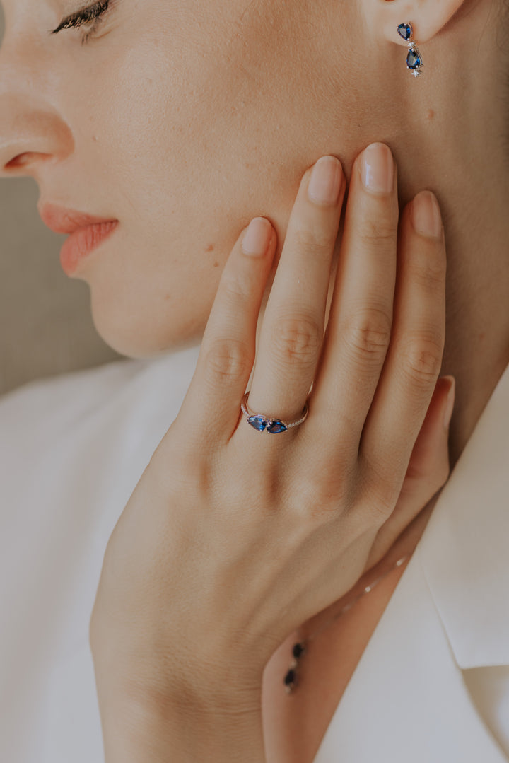 Comete-Goldring mit Diamant- und Saphirtropfen ANB2635