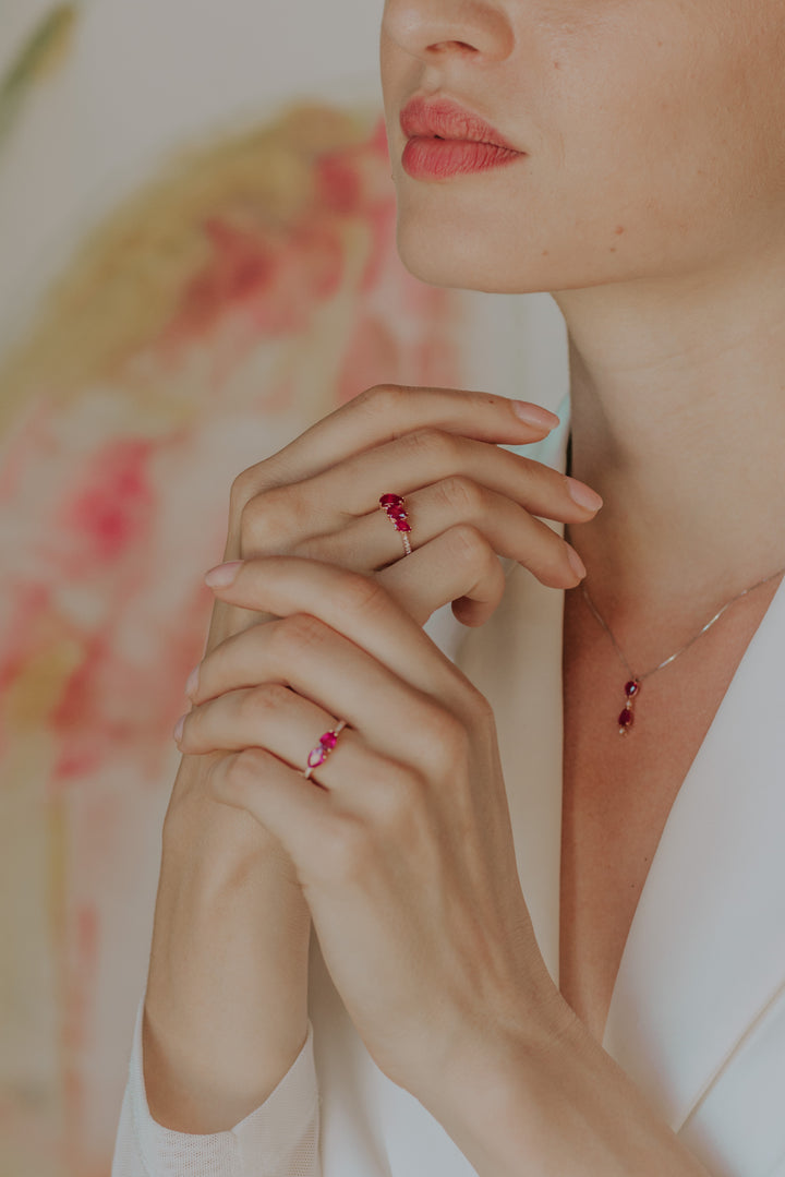 Comete-Ring aus Roségold mit Diamant- und Rubintropfen ANB2638