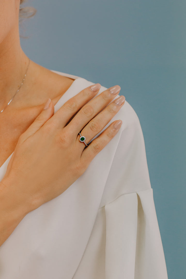 Comete-Ring aus Gold, Diamanten und ovalem Smaragd ANB2702S3