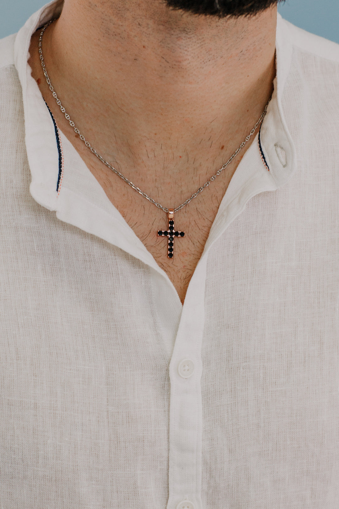 Comete kruisketting in rosé zilver en zwarte zirkonen UGL688