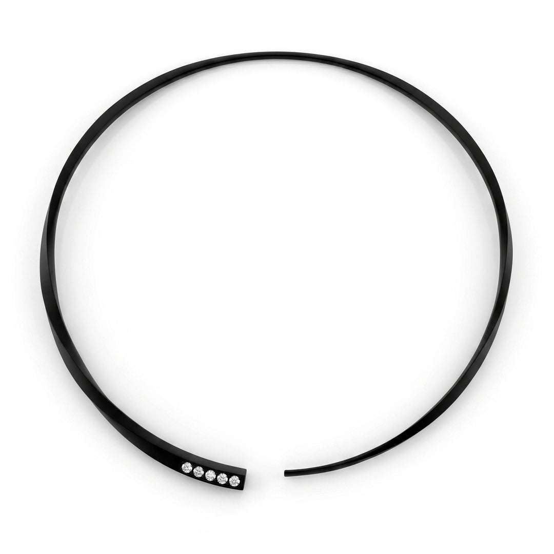 Collier Golay en titane noir avec cinq diamants sur l&