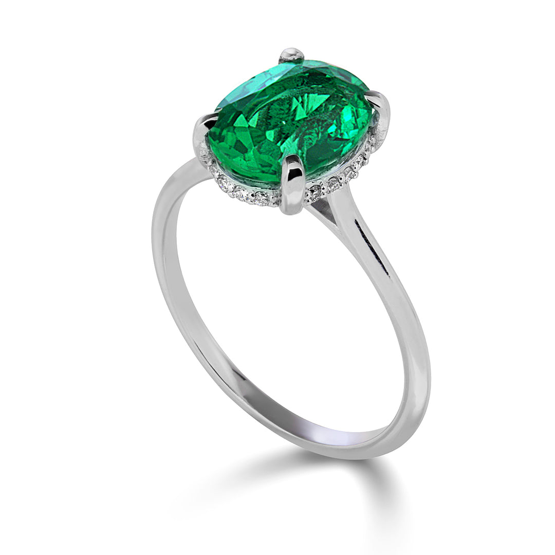 Nihama, ein 18 Karat ovaler Smaragd 10x8, besetzt mit Diamanten NA5222O4BE