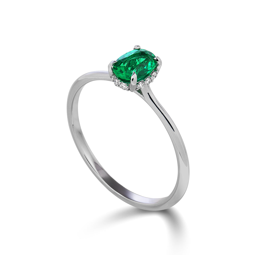 Mikiko, ein 18 Karat ovaler Smaragd 6x4, besetzt mit Diamanten MA5219O4BE