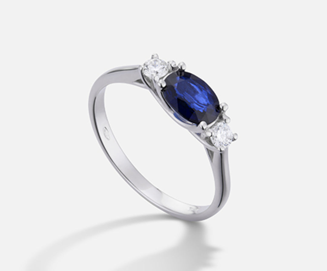 Nihama, ein 18 Karat ovaler Saphir, 7 x 5 ct. 0,80 dia ct. 0,16 NA5113O4ZFD