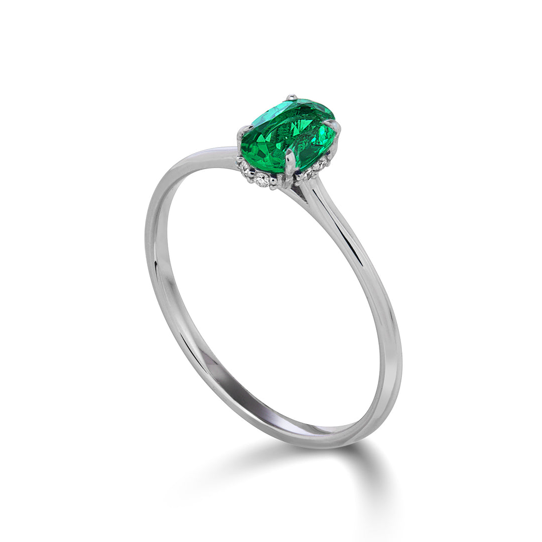 Nihama une émeraude ovale 18 carats 5x4 sertie de diamants NA5218O4BE
