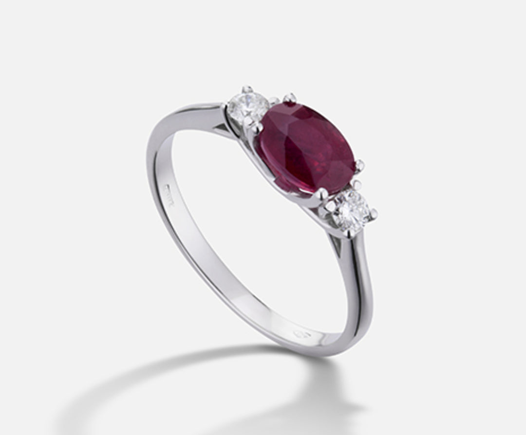 Mikiko, ein ovaler Rubin aus 18 Karat, 7 x 5 ct., 0,90 dia ct. 0,16 MA5113O4RBC