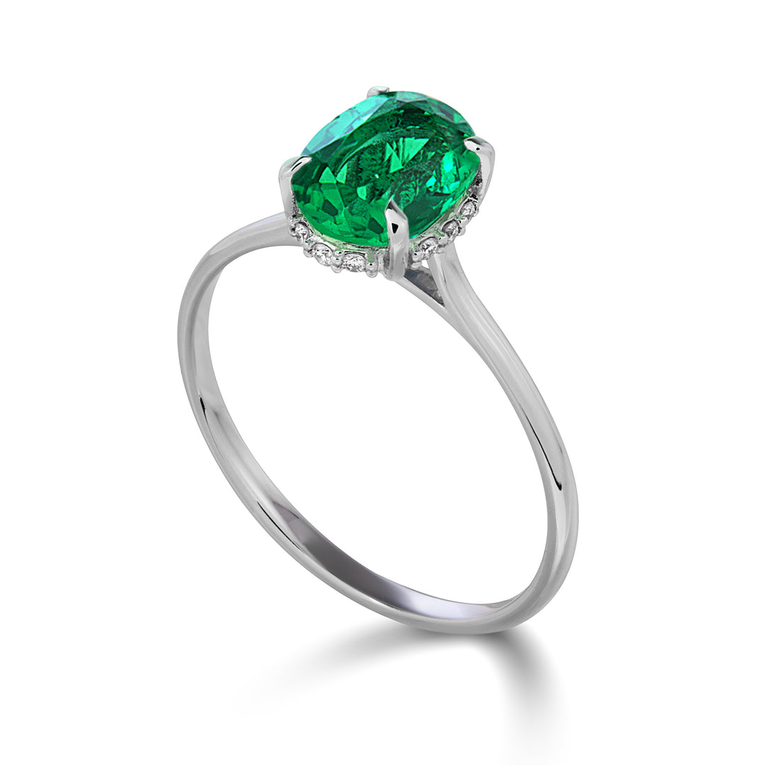 Nihama, ein 18 Karat ovaler Smaragd 8x6, besetzt mit Diamanten NA5220O4BE